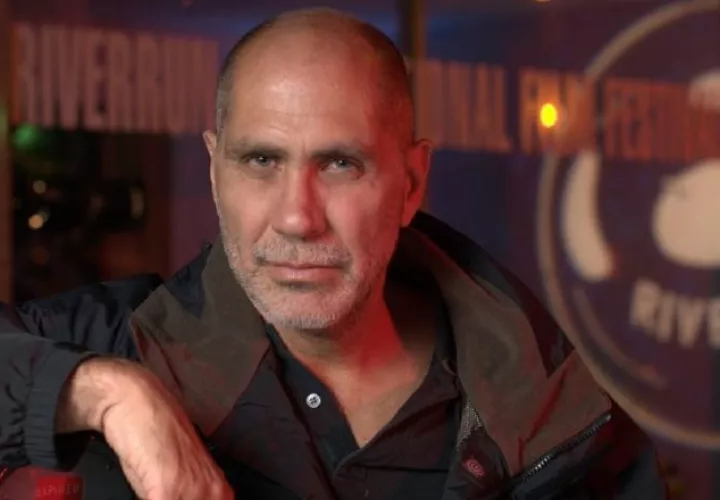 Guillermo Arriaga retrata al humano detrás de la polémica en 'No one left behind'.