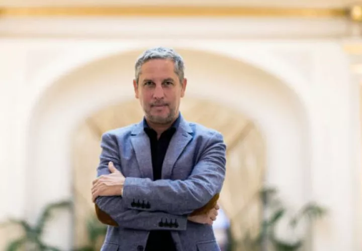 Guillermo Martínez. En la novela emula al 'Pierre Menard, autor del Quijote' de Jorge Luis Borges, quien imagina un personaje que se propone reescribir el Quijote línea a línea. EFE Guillermo Martínez. En la novela emula al 'Pierre Menard, autor del Quijote' de Jorge Luis Borges, quien imagina un personaje que se propone reescribir el Quijote línea a línea. /Foto EFE