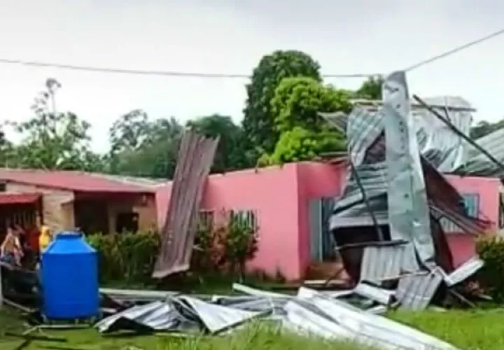 Gustnado desprende techo en Colón. Foto/Sinaproc