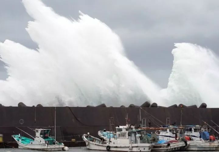 Buques pesqueros ante la llegada del tifón Hagibis al puerto de Kiho, Japón. Foto EFE