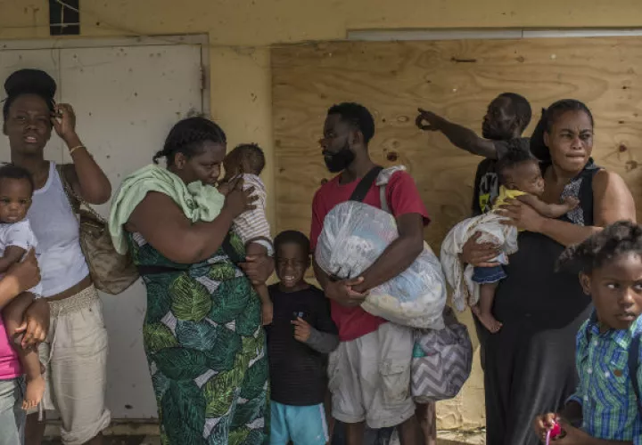 Inmigrantes haitianos que sobrevivieron el huracán “Dorian” fueron evacuados a Nassau, Bahamas. Muchos perdieron todo. Foto/ Daniele Volpe para The New York Times.