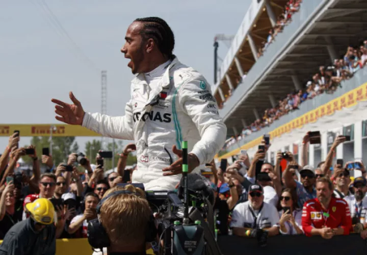 Lewis Hamilton (der.) festeja su triunfo en Canadá. Foto:AP