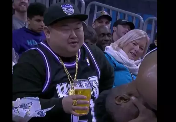 El aficionado ofrece cerveza a Harry Giles. Foto captura