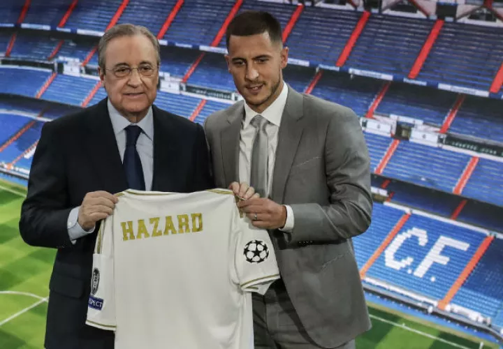 Florentino Pérez presidente del Real Madrid entrega su camiseta a Eden Hazard. Foto:AP