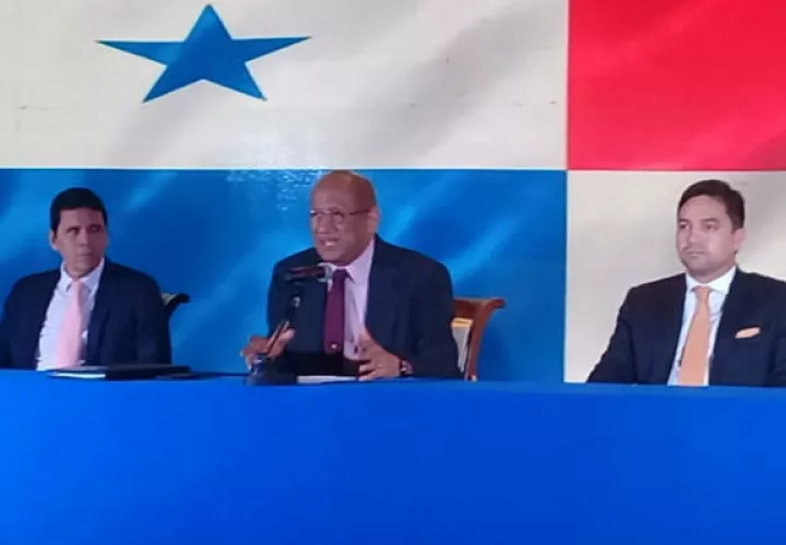 El ministro del MEF, Héctor Alexander hizo énfasis en la importancia del ahorro.