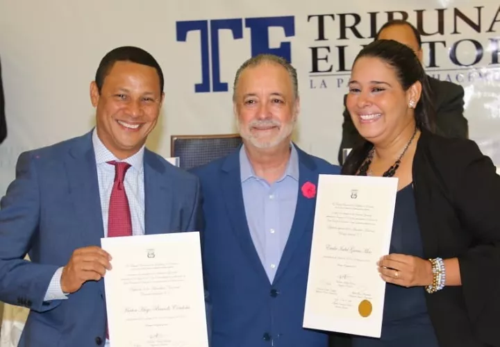 Héctor Brands y su suplente Emelie García Miró reciben sus credencias por parte del Tribunal Electoral.