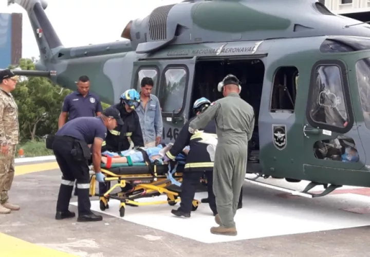 El Servicio Nacional Aeronaval (Senan) llevó a cabo el traslado a una menor de 17 años con fracturas en las piernas  debido al colapso de su vivienda en el distrito de Barú. Foto/Mayra Madrid