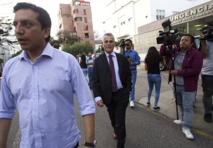  El congresista Gilbert Violeta (i) y Miguel Jorge Kuczynski, hermano del expresidente Pedro Pablo Kuczynski, abandonan la Clínica Angloamericana, donde el expresidente se encuentra internado en la UCI. FOTO/EFE