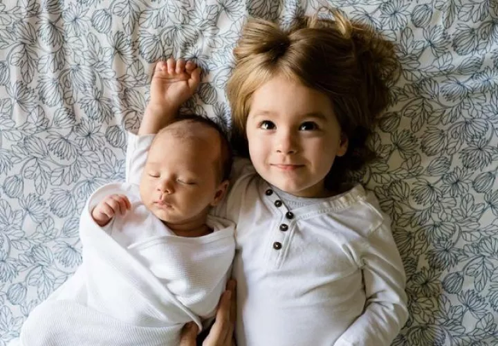 La forma en que reaccionan los niños ante el nacimiento de un hermano va a depender de la edad. 