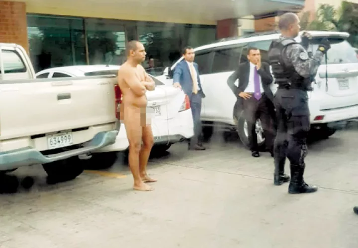 Lo sacaron desnudo del templo evangélico. Foto/Thays Domínguez