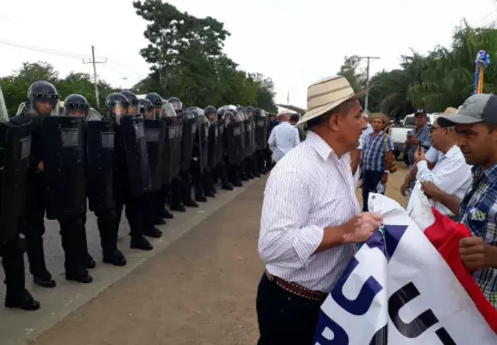   Los productores fueron desalojados de la vía por las Unidades de Control de Multitudes cerca al puente sobre el río La Villa. Foto: Thays Domínguez.
