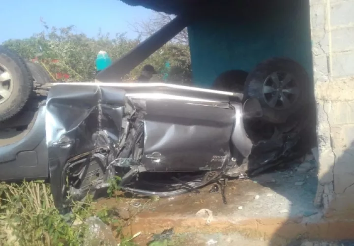 El auto perdió el control y quedó en el portal de una casa. Foto/ Thays Domínguez