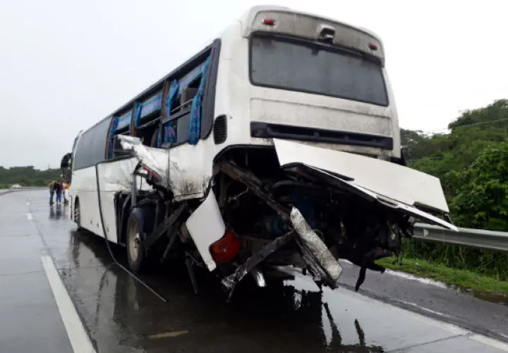 Un camión, un auto particular y un bus que se dirigía desde Panamá hacia la provincia de Chiriquí para trasladar a familiares y amigos a un sepelio, se vieron involucrados en el accidente.