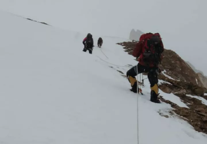 En las imágenes también se observa el momento de ascensión, ya de día, a la cima de la que es la segunda montaña más alta de la India con 7.817 metros de altura. 