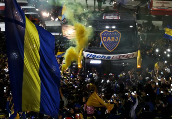Hinchas de Boca Juniors despiden a Boca antes de viajar a España. Foto EFE