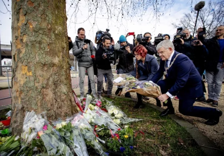 El alcalde de Utrecht, Jan van Zanen, y la concejala Linda Voortan depositan flores cerca del lugar del suceso en la plaza 24 de Octubre. FOTO/EFE