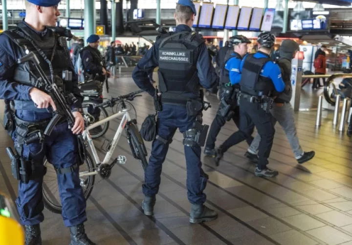  Varios efectivos de la policía militar se despliegan este lunes por el aeropuerto de Schiphol (Holanda) para reforzar las medidas de seguridad, después del tiroteo registrado en la plaza 24 de Octubre de Utrecht. FOTO/EFE