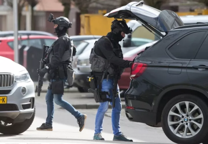 La policía holandesa de lucha contra el terrorismo se prepara para entrar en una casa después de un incidente de tiroteo en Utrecht. FOTO/AP