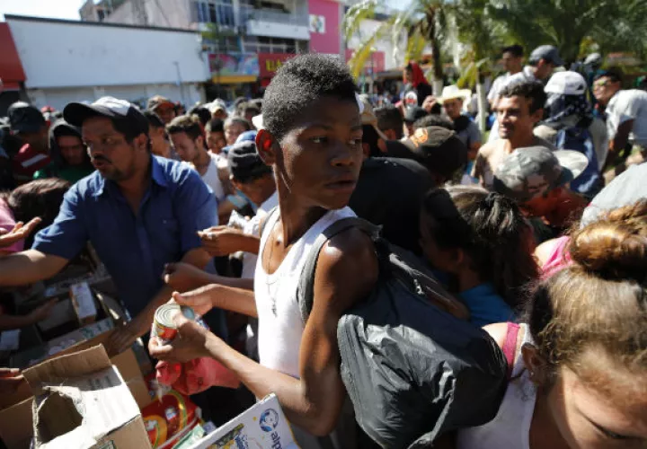 Migrantes hondureños reciben comestibles y se preparan para continuar su camino. EFE
