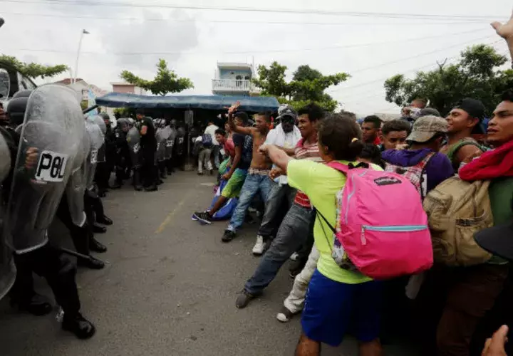 Miles de migrantes, en su mayoría hondureños, rompieron la valla metálica que separa a Guatemala de México. EFE
