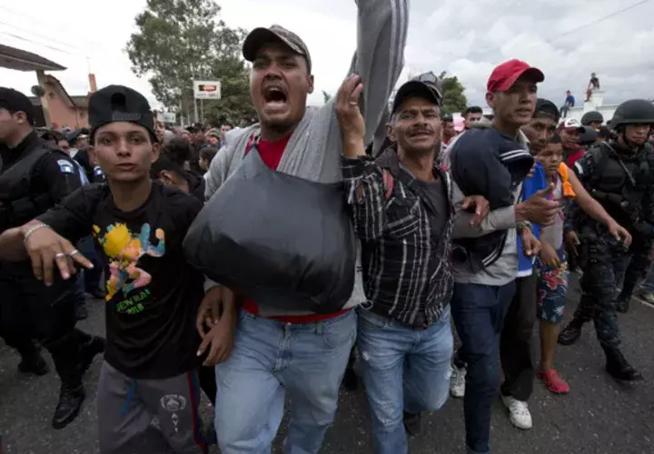 Los migrantes hondureños cruzan una barricada de la policía guatemalteca cuando se dirigen a los EE. UU., FOTO/AP