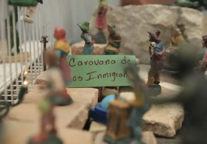 El nacimiento navideño, exhibido en un centro comercial de Tegucigalpa, retrata a miles de migrantes en caravanas conformadas en su mayoría por hondureños.