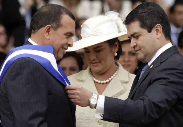 Imagen de archivo de Porfirio Lobo (izq.) y el ahora presidente hondureño Juan Orlando Hernández. Foto: AP..