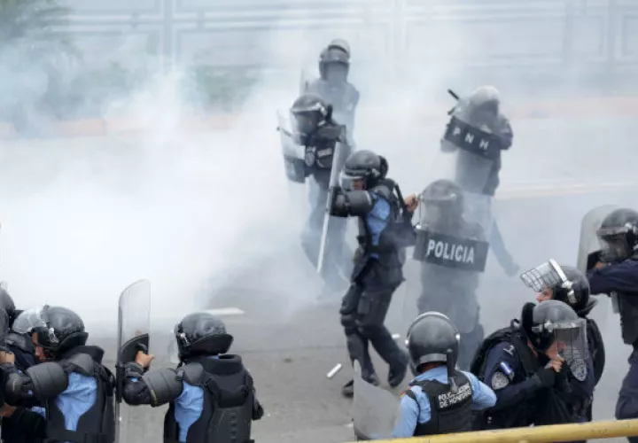 Cientos de manifestantes se reunieron frente al Hospital Escuela para marchar por el Bulevar Suyapa, al oriente de la capital, hacia una funeraria, donde eran velados los restos del padre de la presidenta del Colegio Médico, Suyapa Figueroa.