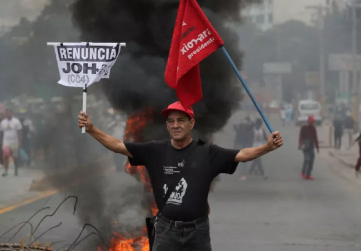 Protestas para exigir la renuncia del presidente de Honduras, Juan Orlando Hernández, en Tegucigalpa. Foto: EFE.