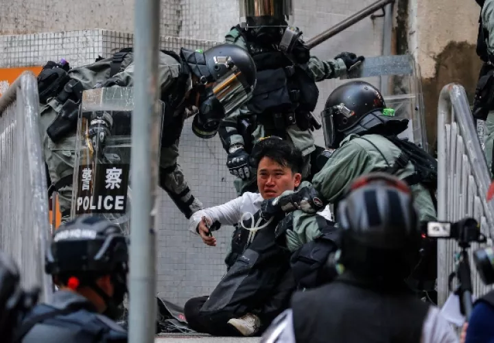 Uno de los manifestantes es arrestado por las fuerzas policiales FOTO/AP