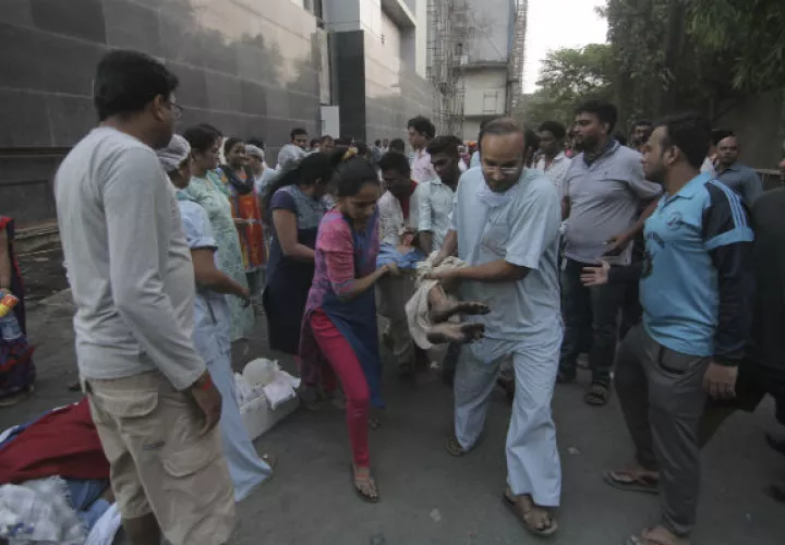 Una persona es rescatada después que se desató un incendio en un hospital de la India. AP