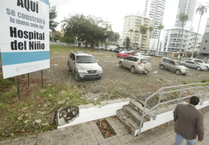 El lugar donde debe construirse el nuevo Hospital del Niño es utilizado para estacionamientos. Archivo