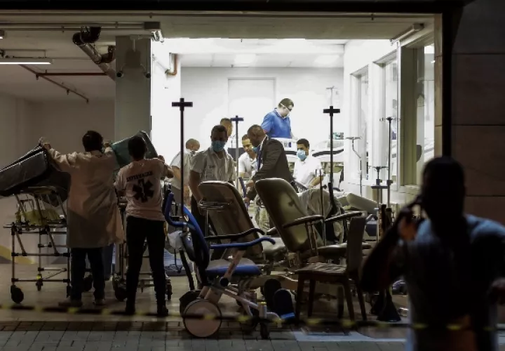 Personal médico organiza sillas y camillas este jueves para trasladar a los pacientes por causa de un incendio en un hospital en Río de Janeiro. FOTO/EFE