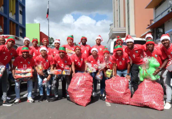 Jugadores del equipo sub-20 a su llegada al Hospital del Niño. Foto Fepafut