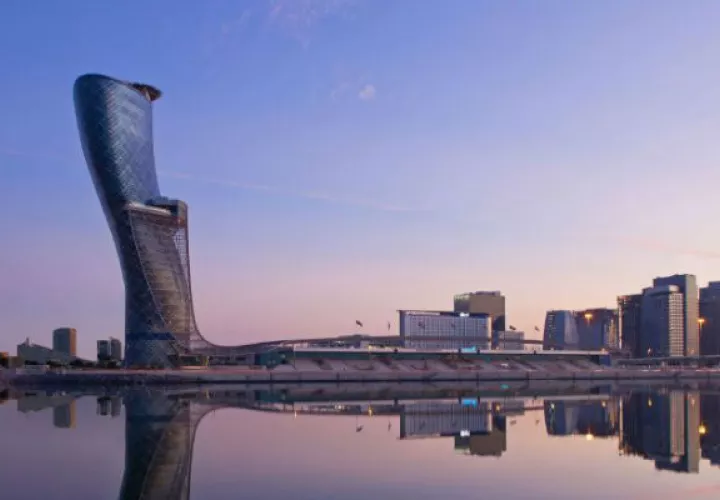 El hotel más inclinado del mundo es el Hyatt Capital Gate, en Abu Dabi. /Foto: Efetur