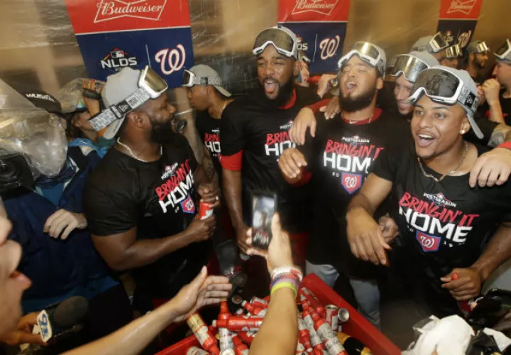 Los jugadores de los Nacionales celebran el cuadrangular de Howie Kendrick. Foto AP