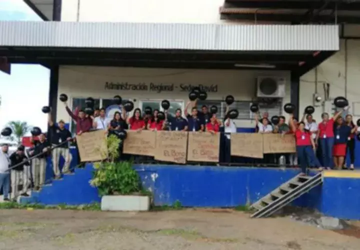 Los funcionarios exigen su bono. /Foto/@RetenChiriqui