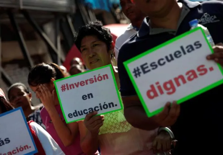 Las peticiones de los gremios que participaron en la marcha, para mejorar la educación pública del país, fueron entregadas en papel. EFE