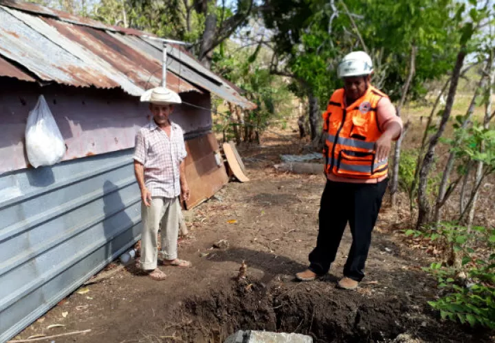 La precaria vivienda fue inspeccionada por el Sinaproc. Foto: Thays Domínguez. 