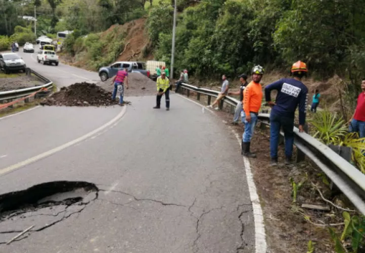 Funcionarios del Mop se apersonaron al área del colapso de la vía. Foto: José Vásquez.