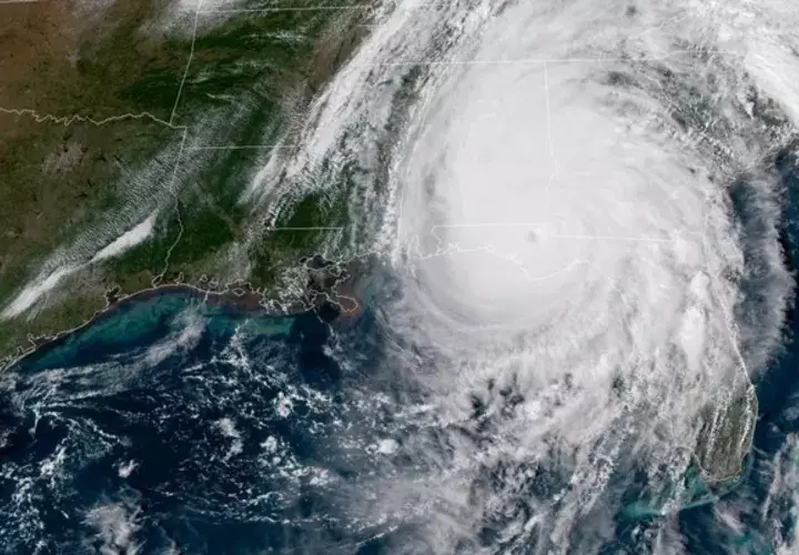El satélite Geo-Color que muestra el ojo del huracán Michael, de categoría 4, mientras se adentra en Florida momentos después de tocar tierra cerca de Mexico Beach, en el noroeste de Florida. FOTO/EFE