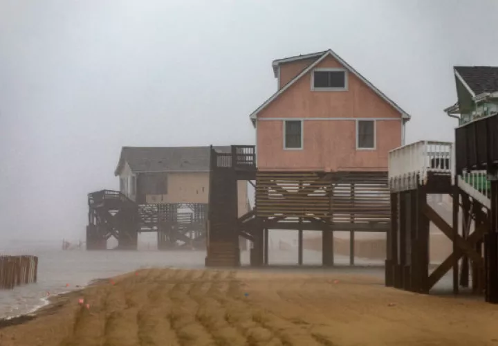 En toda Carolina del Norte, más de 200.000 personas quedaron sin electricidad debido a la caída de árboles y postes eléctricos y otras 5.000 se despertaron en albergues después de evacuar sus viviendas.
