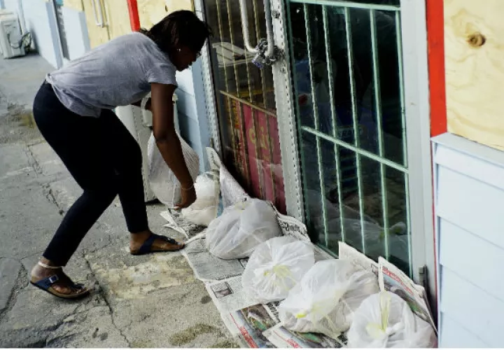 La tormenta se movía muy despacio, a 1,6 kilómetros (1 milla) por hora, junto a la isla de Gran Bahama, a la que los meteorólogos esperaban que castigara durante todo el día. Antes, Dorian se abatió el domingo sobre la isla de Ábaco con fuertes vientos y oleaje.