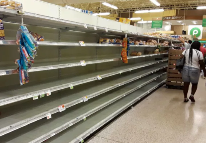 Estantes de agua  vacíos en un supermercado de Miami, Florida. Foto: EFE.