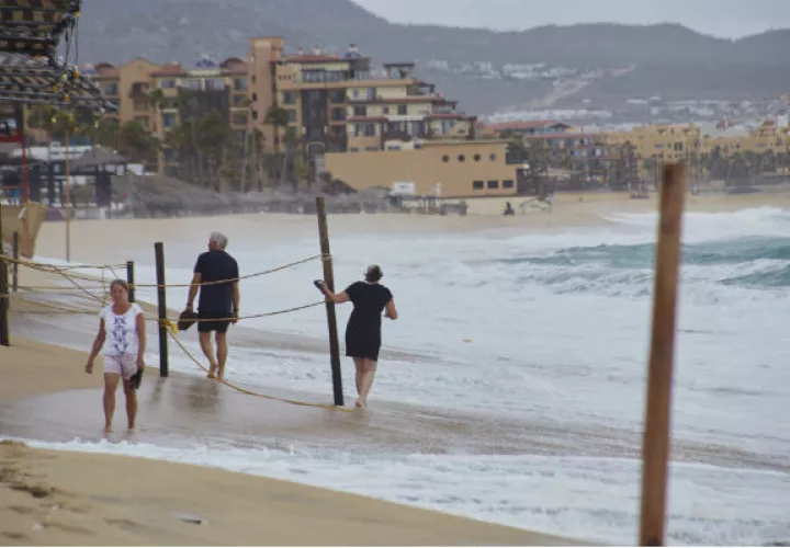 El ciclón se sitúa a 795 kilómetros al oeste-suroeste de Cabo San Lucas, en el noroccidental estado de Baja California Sur.