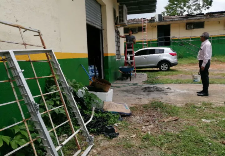 Los ladrones entraron por una de las ventanas del depósito. Foto: Eric A. Montenegro.