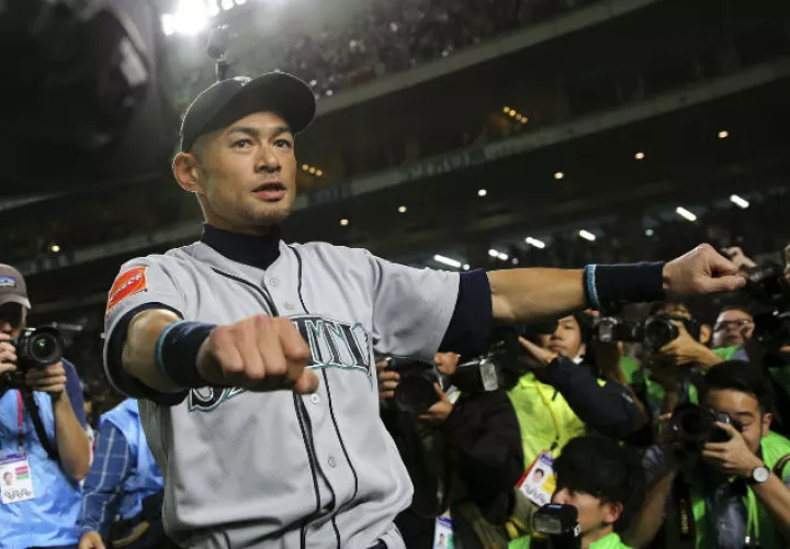 Ichiro Suzuki saluda a los fanáticos japoneses. Foto AP