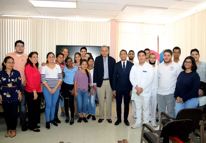 El Ifarhu entrega cheques a estudiantes de la Facultad de Medicina de la Universidad de Panamá.