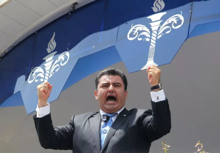 Los abogados defensores del líder de la Iglesia evangélica mexicana La Luz del Mundo, Naasón Joaquín García, detenido desde el lunes en Estados Unidos, sembraron este viernes dudas sobre las acusaciones de la Fiscalía.