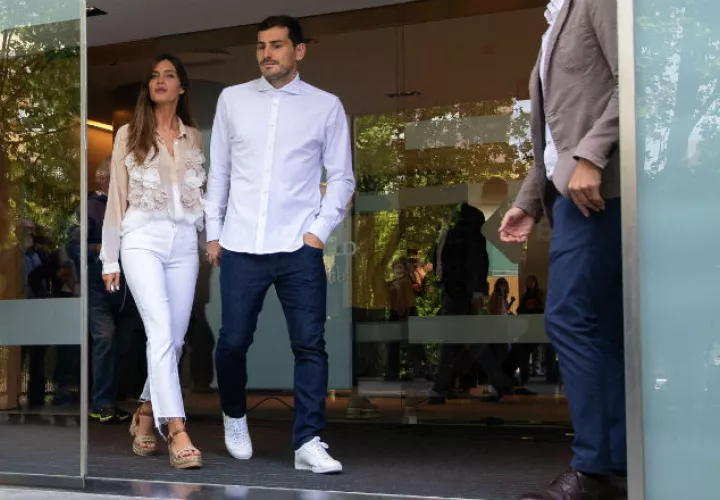 Iker Casillas con Sara Carbonero al salir del hospital. Foto:EFE